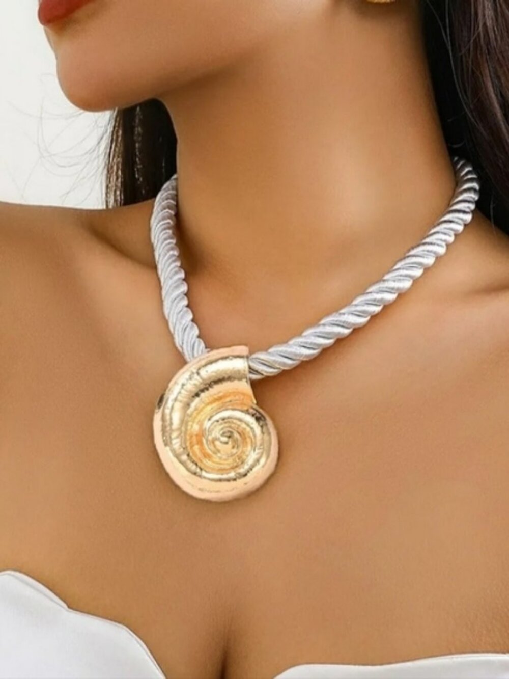 NEW! COASTAL BEACH CONCH SHELL STATEMENT NECKLACE